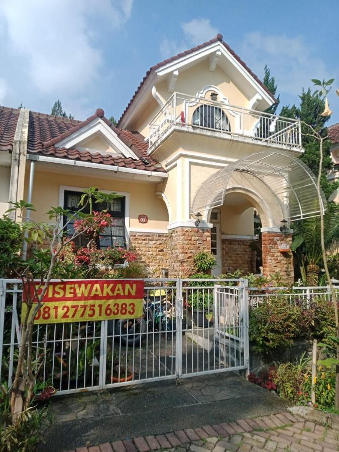 Villa Kota Bunga Cipanas 3 Kamar Baru Renovasi Full Wifi Cikundul المظهر الخارجي الصورة